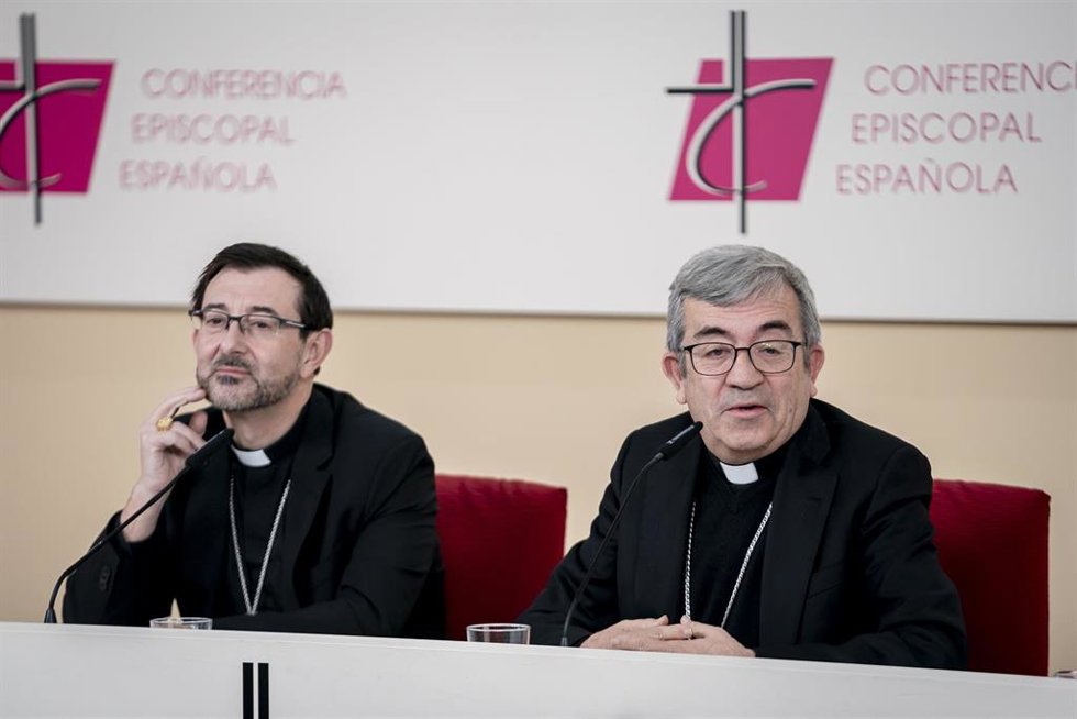 Archivo - El elegido vicepresidente de la Conferencia Episcopal Española (CEE), José Cobo (i), y el elegido nuevo presidente de la Conferencia Episcopal Española (CEE), Luis Argüello (d), ofrecen una rueda de prensa durante la 124 Asamblea plenaria de 