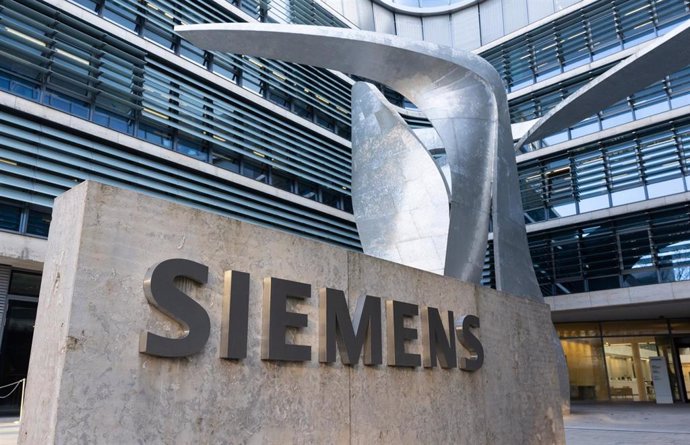 Archivo - FILED - 09 February 2023, Bavaria, Munich: Siemens logo can be seen in front of the company headquarters. German engineering group Siemens said on Wednesday it would open a new research and innovation centre on a satellite campus of the Technica