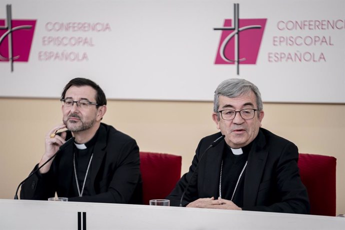 Archivo - El elegido vicepresidente de la Conferencia Episcopal Española (CEE), José Cobo (i), y el elegido nuevo presidente de la Conferencia Episcopal Española (CEE), Luis Argüello (d), ofrecen una rueda de prensa durante la 124º Asamblea plenaria de la