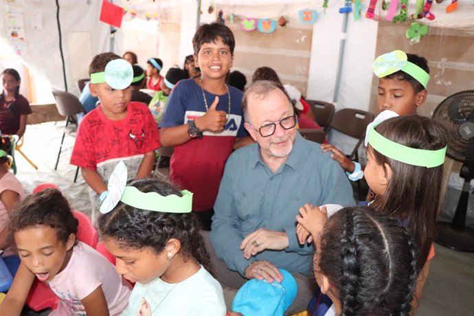 Niños migrantes en un Espacio Amigo en Lajas Blancas (Panamá), en el Tapón del Darién, junto al director ejecutivo para Acción Humanitaria del Fondo de Naciones Unidas para la Infancia (UNICEF), Ted Chaiban (archivo)