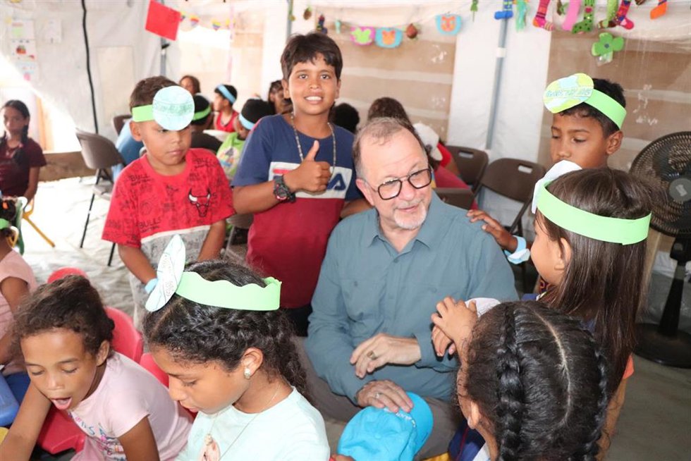 Niños migrantes en un Espacio Amigo en Lajas Blancas (Panamá), en el Tapón del Darién, junto al director ejecutivo para Acción Humanitaria del Fondo de Naciones Unidas para la Infancia (UNICEF), Ted Chaiban (archivo)