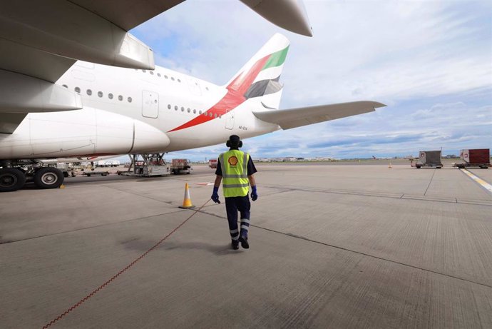 Emirates empieza a operar con SAF en el aeropuerto londinense de Heathrow