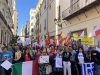Alumnos y profesores de EOI protestan ante Les Corts contra los recortes: "No hay Europa sin lenguas ni cultura"