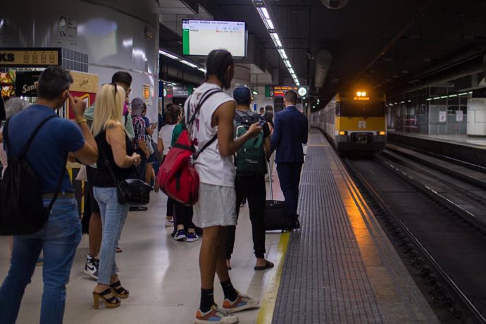 Archivo - Viajeros esperan la llegada de un tren en uno de los andenes de la estación de Sants, a 9 de septiembre de 2022, en Barcelona, Catalunya (España)