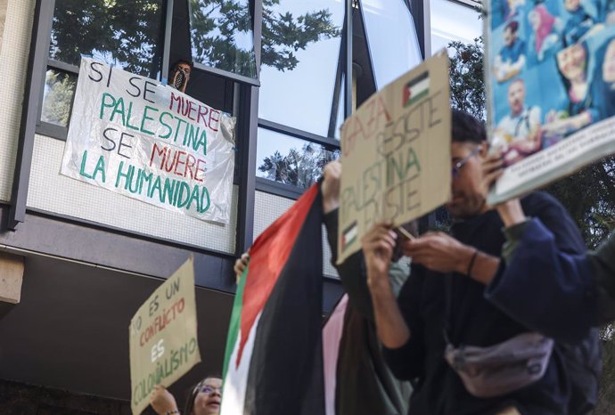 La UV suspèn les classes a la Facultat de Filologia després d'un tancament d'estudiants de l'Acampada per Palestina