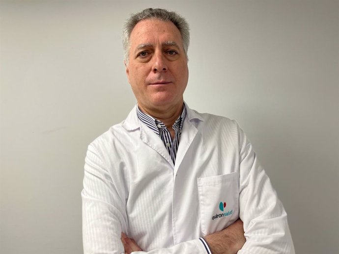 El doctor José Cárdenas, especialista en Traumatología y Cirugía Ortopédica del Hospital Quirónsalud Sagrado Corazón.