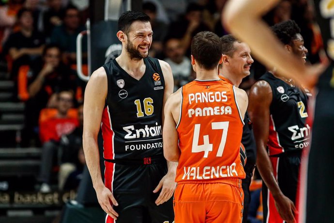 Archivo - Kevin Pangos habla con Kostas Papanikolau durante el Valencia Basket-Olympiacos de la Euroliga
