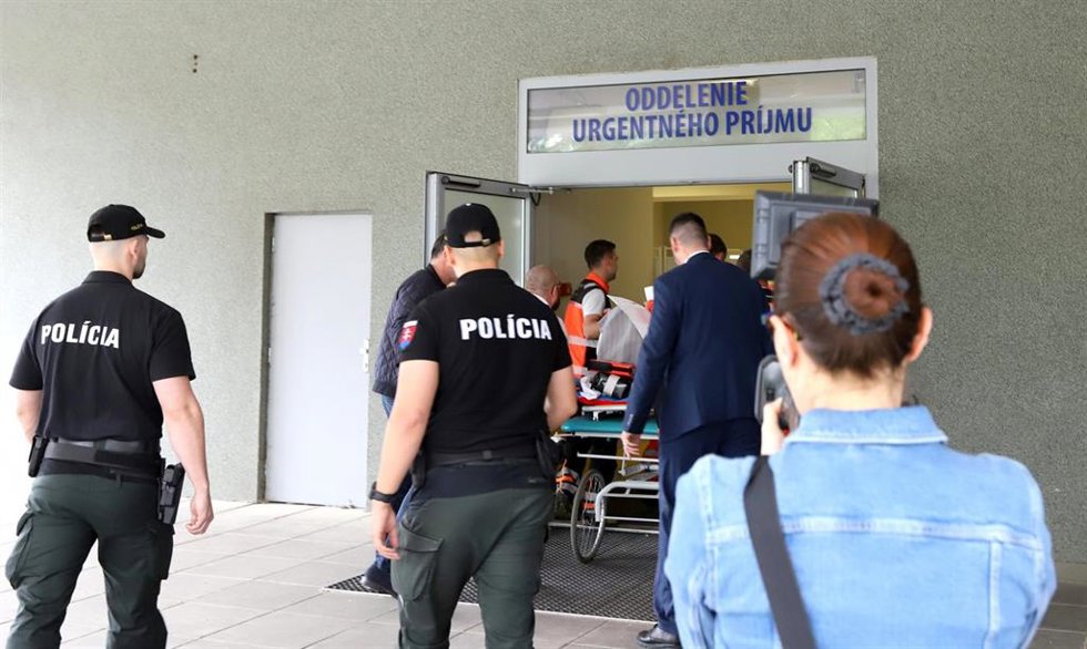 15 May 2024, Slovakia, Banska Bystrica: Rescue workers carry the shot and injured Slovakian Prime Minister Robert Fico on a stretcher to a hospital in Banska Bystrica. Fico was shot and injured after a cabinet meeting in the town of Handlova. Photo: Jan