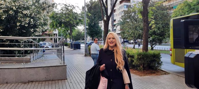 La abogada de la hermana y la madre de Manuela Chavero, Verónica Guerrero, atiende a los medios a su llegada al juicio este jueves