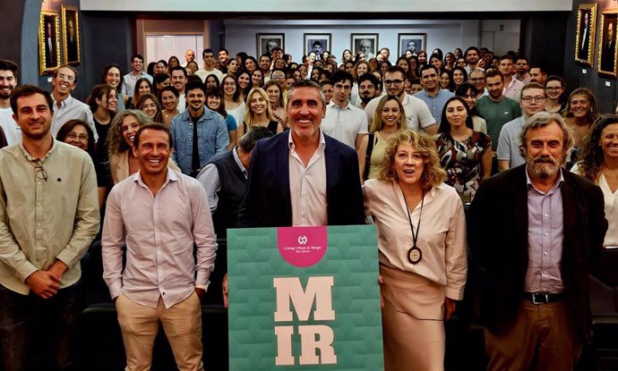 El presidente del Comib, Carles Recasens, en el acto de entrega del carné de colegiado a los nuevos MIR de Baleares.