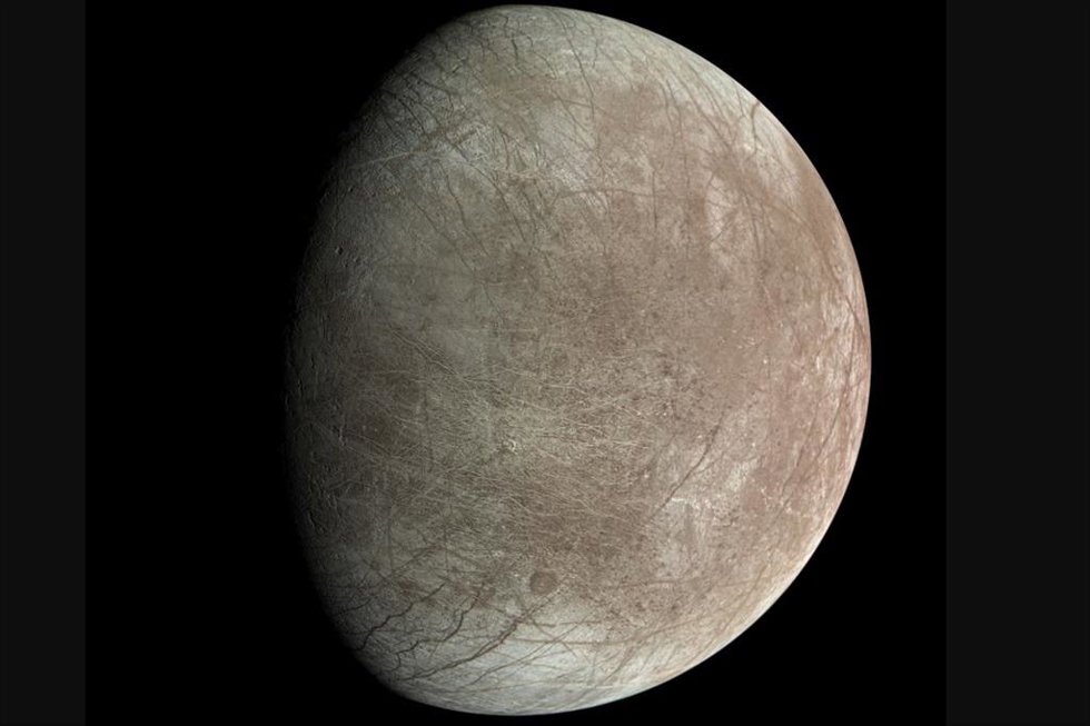 Las imágenes de Juno muestran las fracturas, crestas y bandas que atraviesan la superficie de la luna Europa.