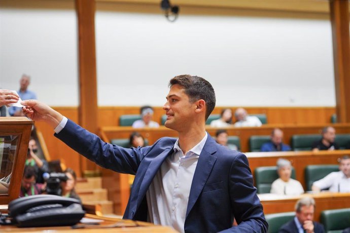 El portavoz del PNV en la Cámara vasca. Joseba Díez Antxustegi, toma posesión de su escaño durante la sesión constitutiva del Parlamento de la XIII legislatura, en el Parlamento Vasco, a 14 de mayo de 2024, en Vitoria-Gasteiz