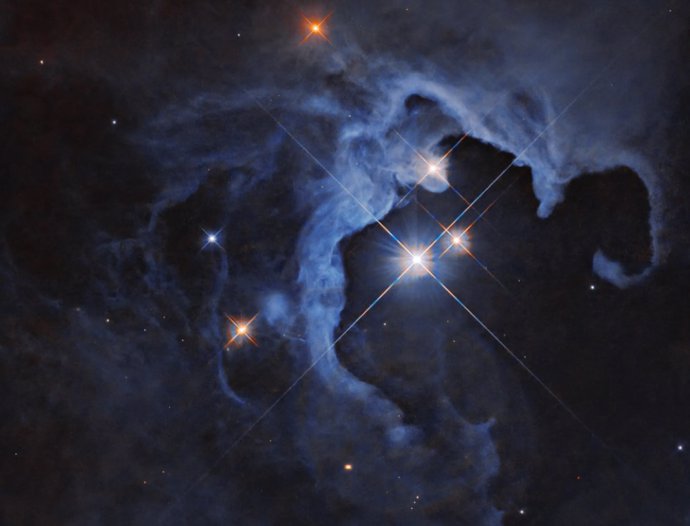 Esta imagen del Telescopio Espacial Hubble de la NASA captura un sistema estelar de tres estrellas.