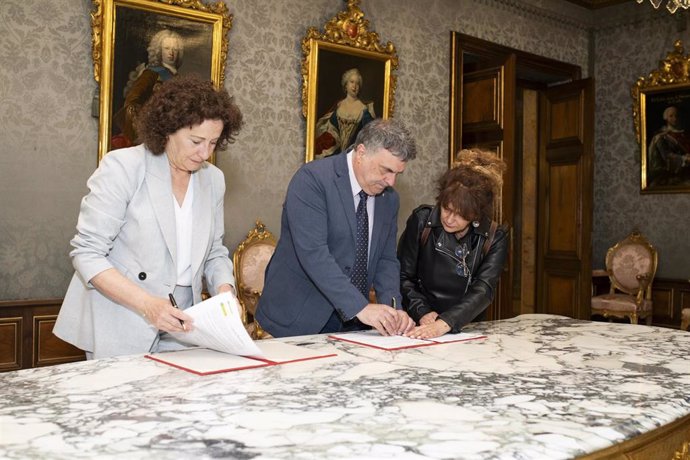 La consejera de Derechos Sociales, Carmen Maeztu, y el delegado de ONCE en Navarra, Valentín Fortún, durante la firma del convenio.