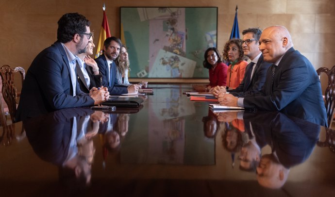 El secretario de Estado de Trabajo, Joaquín Pérez Rey (i), el ministro de Cultura, Ernest Urtasun (3i), la secretaria de Organización de Sumar, Lara Hernández (4i), la portavoz del PSOE, Esther Peña (4d), la vicesecretaria general del PSOE y ministra de 