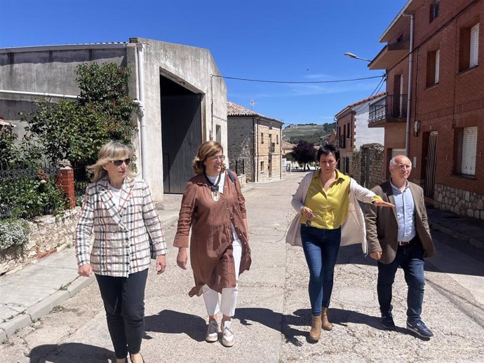 Armisén, junto a los dos diputados provinciales y la alcaldesa de Villahán.