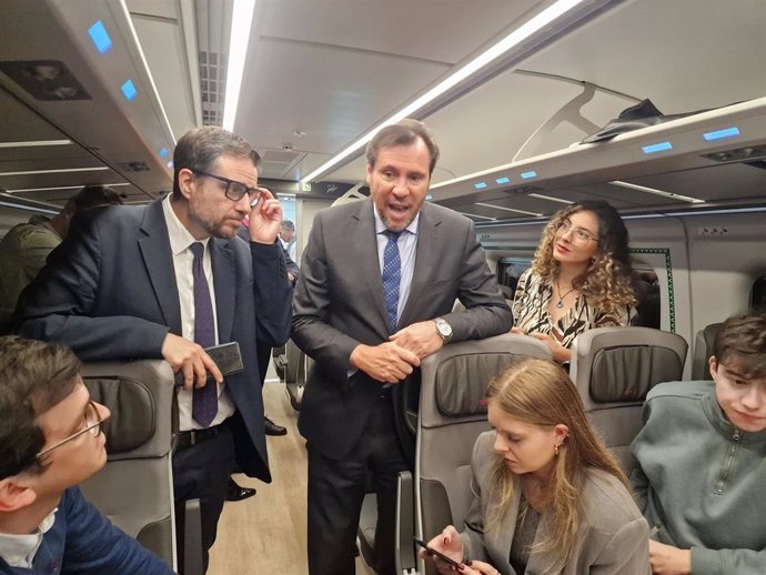 Óscar Puente en un tren Avril.