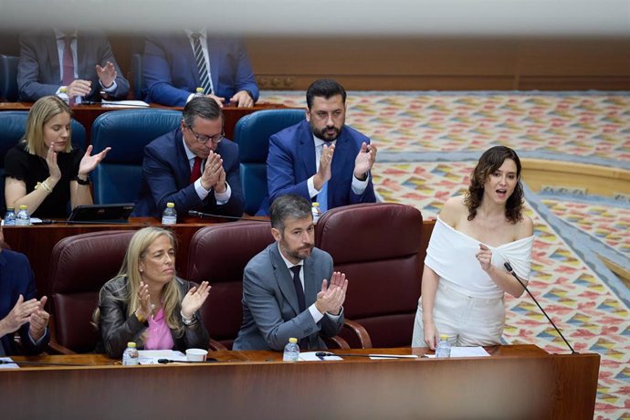 La presidenta de la Comunidad de Madrid, Isabel Díaz Ayuso, interviene durante un pleno en la Asamblea de Madrid, a 16 de mayo de 2024, en Madrid (España). La presidenta de la Comunidad de Madrid responde a las preguntas de los portavoces de los partidos 