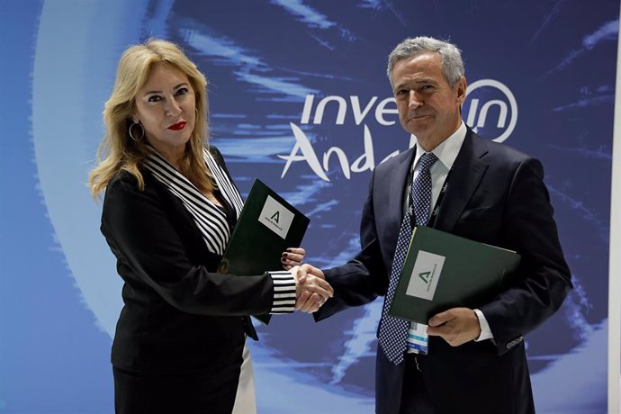 La consejera de Economía, Hacienda y Fondos Europeos, Carolina España, en su calidad de presidenta de Andalucía Trade, y el presidente de Andalucía Aerospace, Antonio Gómez-Guillamón, renuevan el marco de colaboración.