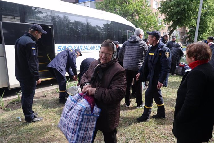 Uh grupo de personas evacuadas en la región de Járkov, Ucrania