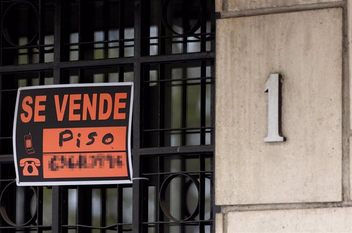 Archivo - Vista de un cartel de 'Se vende' en un portal de un edificio