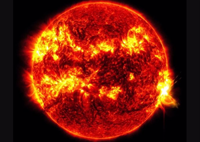 La nave espacial SDO de la NASA capturó esta imagen de una erupción solar, como se ve en el destello brillante de la derecha, el 14 de mayo de 2024.
