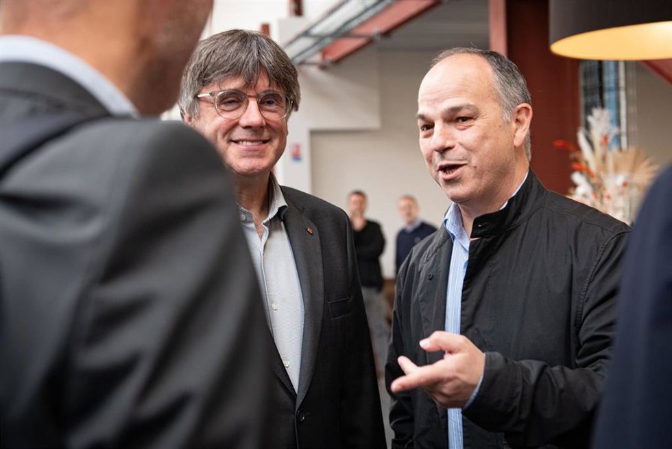 El expresidente de la Generalitat de Catalunya y candidato de Junts a las elecciones catalanas, Carles Puigdemont (i), y el secretario general de Junts per Catalunya, Jordi Turull (d), antes de una reunión con diputados de Junts, en Les 5 Éléments, a 16
