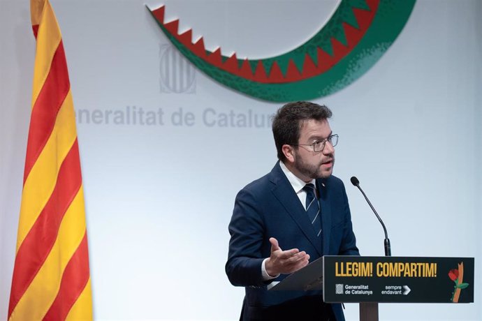 El presidente de la Generalitat, Pere Aragonès, interviene durante el Pròleg de Sant Jordi, en el Palau de la Generalitat, a 17 de abril de 2024, en Barcelona, Catalunya (España). Pere Aragonès, acompañado de la consejera de Cultura, Natàlia Garriga Ibáñe