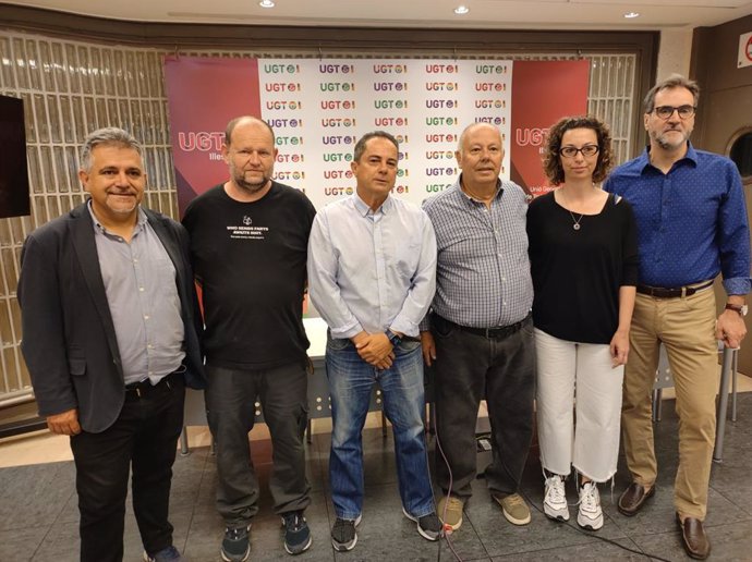 El secretario general de UGT Servicios Públicos, Miguel Ángel Romero, junto a otros responsables del sindicato.