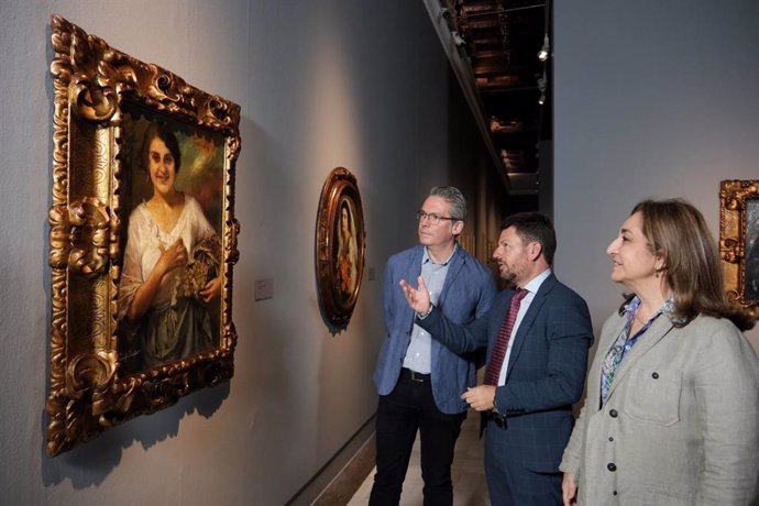 El secretario general para la Cultura, José Vélez, asiste a la inauguración de una muestra en el Bellas Artes con una selección de las últimas 195 obras donadas por la familia del mecenas Francisco Luque Cabrera.