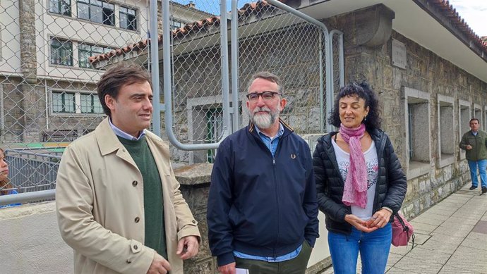 Los concejales del PSOE en el Ayuntamiento de Oviedo Javier Ballina, Juan Álvarez Areces y Natalia Sánchez Santabárbara, frente al colegio público La Gesta II de Oviedo.