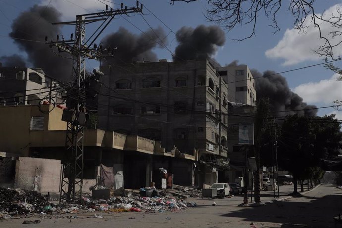Columna de humo tras un bombardeo del Ejército de Israel contra el campamento de refugiados de Yabalia, en el norte de la Franja de Gaza (archivo)