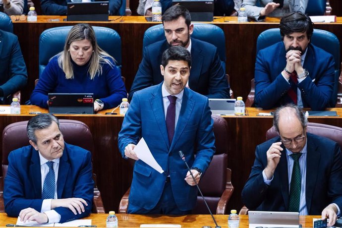 Archivo - El consejero de Educación, Ciencia y Universidades, Emilio Viciana, interviene durante un pleno en la Asamblea de Madrid. Archivo.