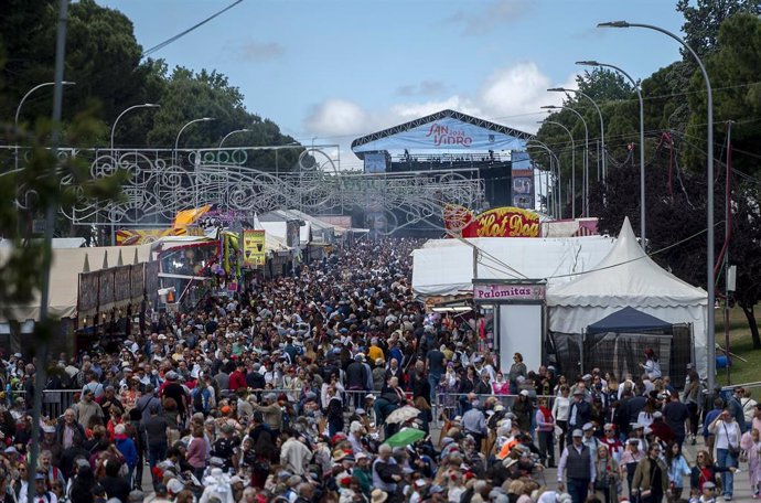 Decenas de personas en la Pradera de San Isidro, a 15 de mayo de 2024