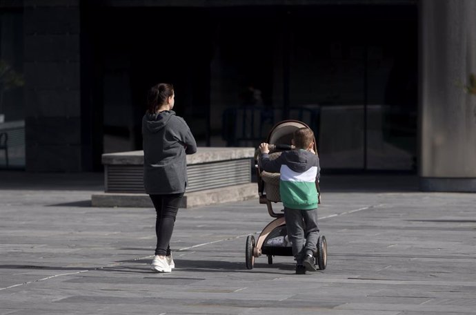 Archivo - Una madre y un niño con un carro de un bebe en el Centro de Recepción, Atención y Derivación (CREADE) de Pozuelo, a 22 de febrero de 2023, en Pozuelo de Alarcón, Madrid (España). Este es el centro donde se han presentado los datos de la acogida 