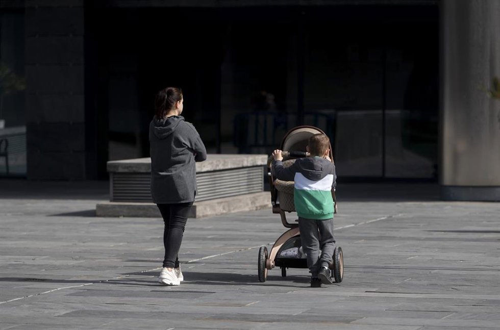 Archivo - Una madre y un niño con un carro de un bebe en el Centro de Recepción, Atención y Derivación (CREADE) de Pozuelo, a 22 de febrero de 2023, en Pozuelo de Alarcón, Madrid (España). Este es el centro donde se han presentado los datos de la acogid
