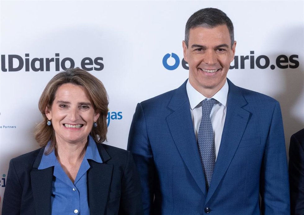 La vicepresidenta tercera y ministra para la Transición Ecológica y el Reto Demográfico, Teresa Ribera, y el presidente del Gobierno, Pedro Sánchez, posan a su llegada a la inauguración de la IV edición del foro Fondos Europeos.