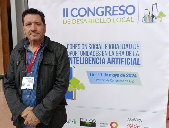 El director del Área de Gobierno Abierto y Servicios Generales en el Ayuntamiento de Sant Feliu de Llobregat, Mario Alguacil, antes de su participación, en Gijón, en el II Congreso de Desarrollo Local.