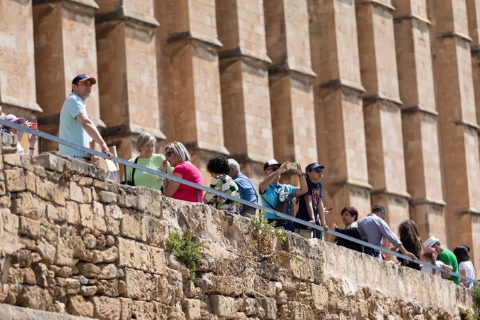 Varios turistas en las inmediaciones de la catedral de Palma de Mallorca, a 16 de abril de 2024, en Palma de Mallorca, Mallorca, Baleares (España).