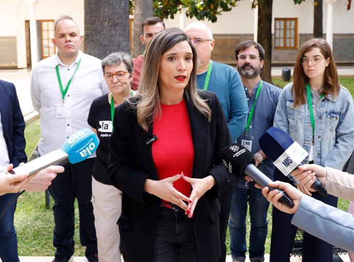 La portavoz del PSOE-A, María Márquez, atiende a los medios en el Parlamento andaluz.