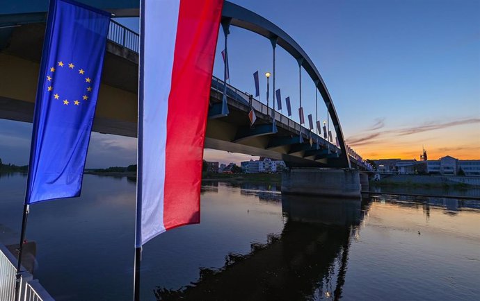 Bandera de Polonia y de Europa.