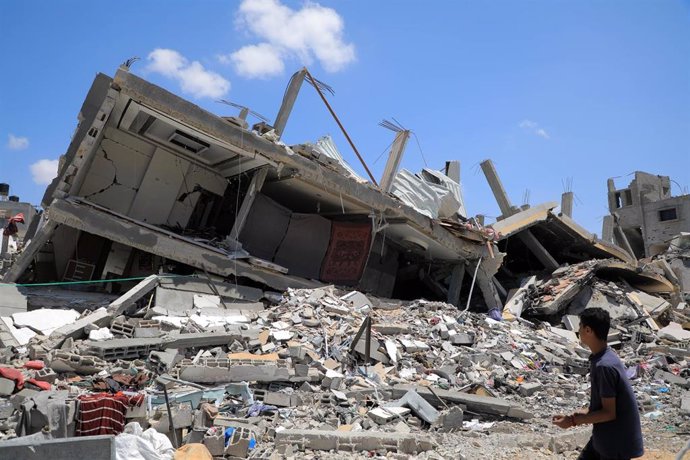 Edificio destruido por un bombardeo del Ejército de Israel contra la ciudad de Jan Yunis, en el sur de la Franja de Gaza (archivo)