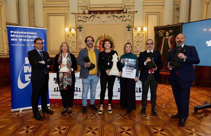 Presentación de la actividad deportiva 'Pequeños Gigantes' con un tablero de 121 m2 de ajedrez