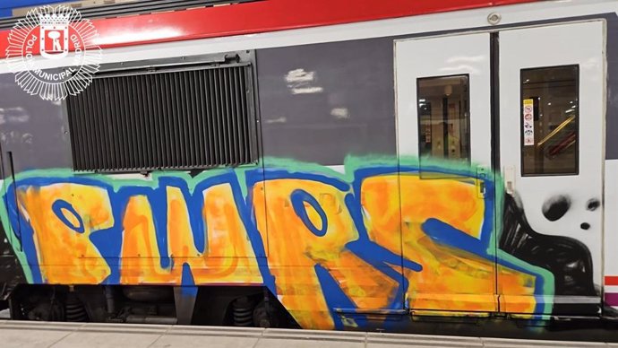 Tren de Cercanías de Madrid con pintada de unos grafiteros