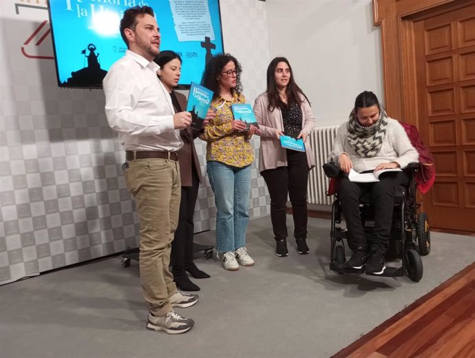 Víctor López de la Parte, Laura Huertos, Judit Pino, Claudia Mateos y María Eugenia Cabezas, durante la presentación del libro