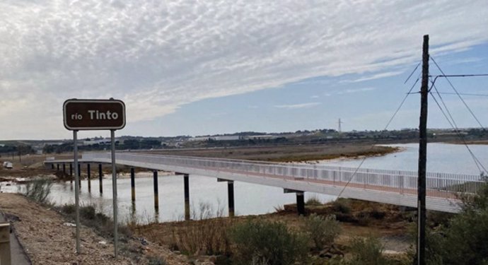 Vista panorámica de la nueva pasarela existente sobre el río Tinto paralela al puente de la A-494 en San Juan del Puerto (Huelva).