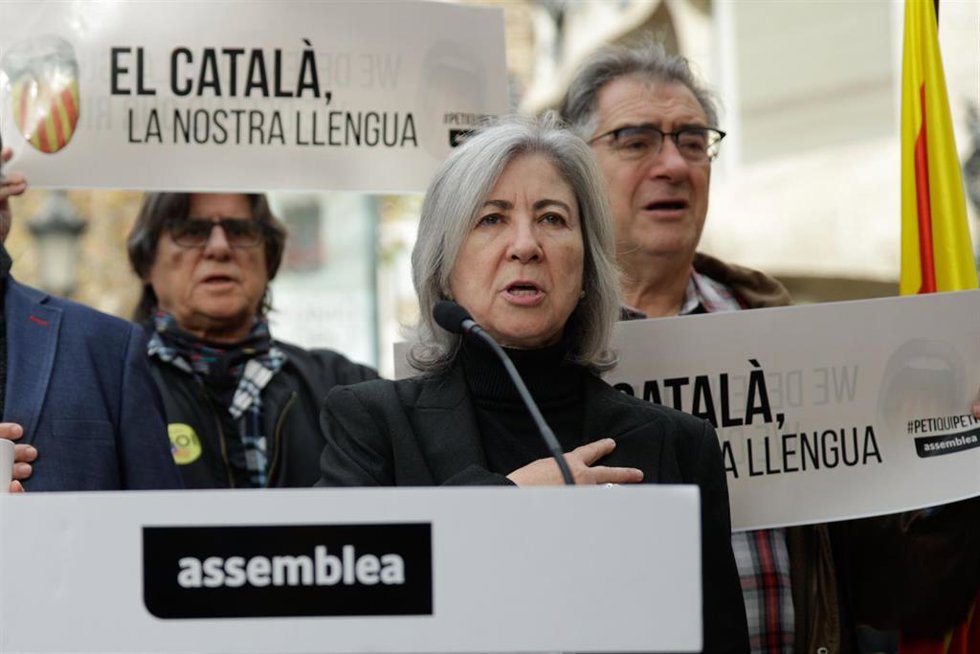 Archivo - La presidenta de la ANC, Dolors Feliu, ante la Oficina del Parlamento Europeo en Barcelona en una foto de archivo