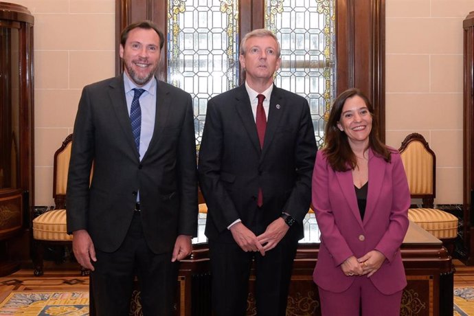 (I-D) El ministro de Transportes y Movilidad Sostenible, Óscar Puente, el presidente de la Xunta de Galicia, Alfonso Rueda, y la alcaldesa de A Coruña, Inés Rey, durante la presentación del Plan Director del Corredor Atlántico.