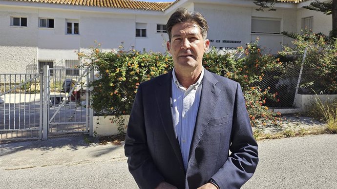 El portavoz del grupo municipal de Vox en el Ayuntamiento de Málaga, Antonio Alcázar, ante la puerta de la antigua residencia de la congregación de La Asunción en la urbanización El Olivar, en el distrito de Churriana.