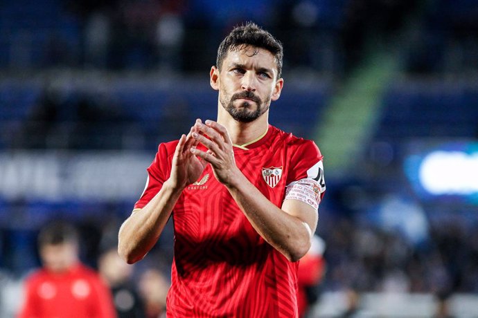Archivo - Jesus Navas of Sevilla FC greeting the fans during the Copa del Rey Round of 16 match between Getafe CF and Sevilla FC at Coliseum stadium on January 16, 2024 in Getafe, Madrid, Spain.